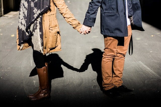 手をつなぐカップル