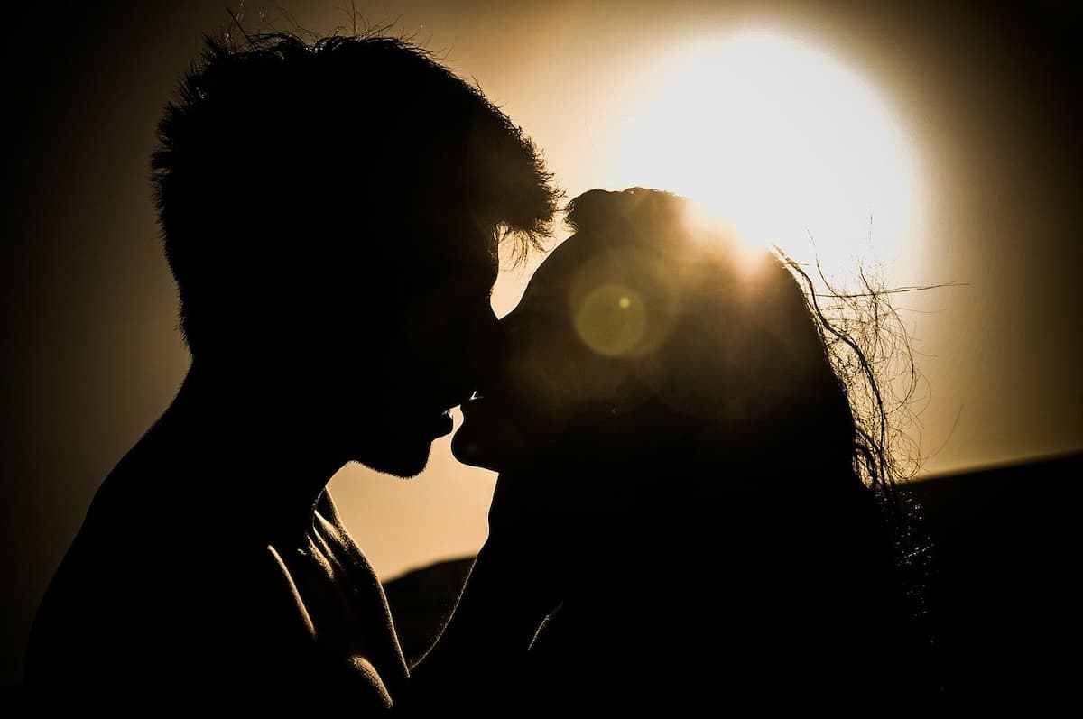 日没にキスをするカップル