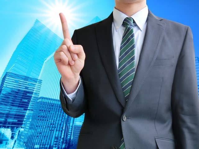 ビジネスのポイントを指し示す男性